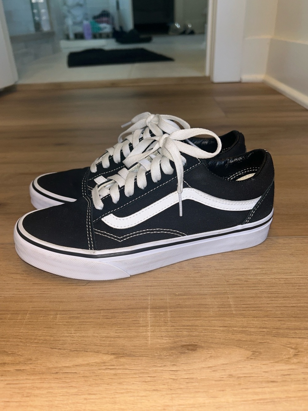 Vans Black & White Old Skool Low-Top Sneakers - Women’s 7.5, Men’s 6